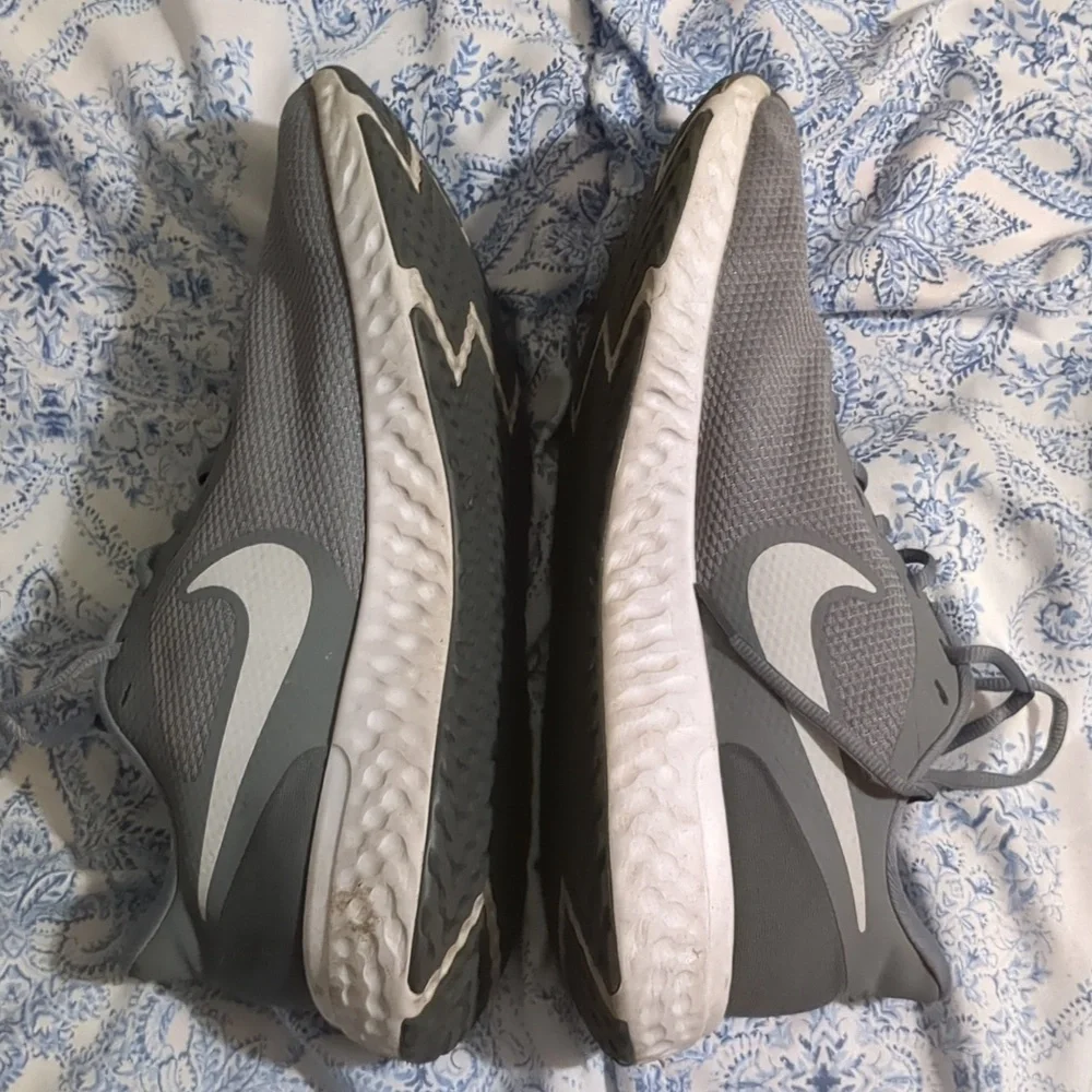 Nike Men's Revolution Shoe - Picture 3 of 7